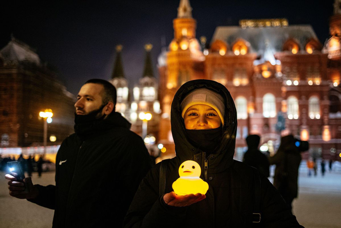 Valentine’s Day Protests Filled With Flowers And Light For Putin Critic Alexei Navalny (Photos)