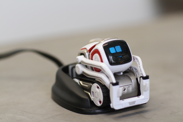 The owner of Anki’s assets plans to relaunch Cozmo and Vector this year – TechCrunch