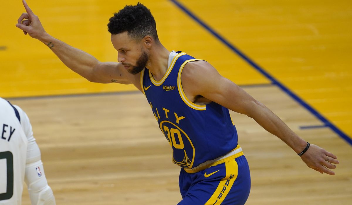 Curry, WNBA players receive Jackie Robinson award from NAACP